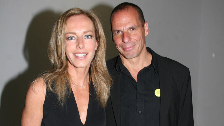 To φόρεμα που φόρεσε η Δανάη Στράτου στο φεστιβάλ Βενετίας είναι ίδιο με το νυφικό της (φωτο)