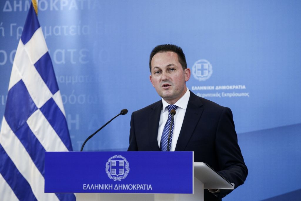 Live: Η ενημέρωση των πολιτικών συντακτών από τον κυβερνητικό εκπρόσωπο Στέλιο Πέτσα
