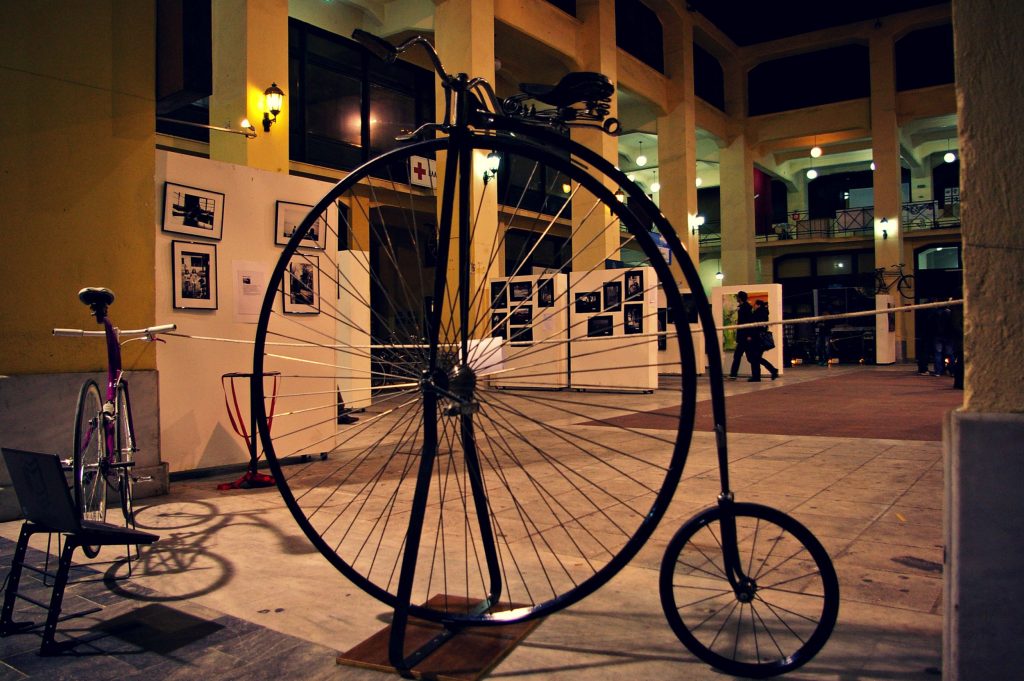 Γιατί τα ποδήλατα των περασμένων αιώνων είχαν μια τεράστια και μια μικρή ρόδα!