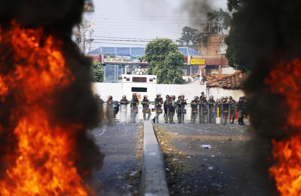 Ο Μαδούρο κατηγορεί την Κολομβία ότι επιδιώκει πολεμική σύρραξη ανάμεσα στις δυο χώρες