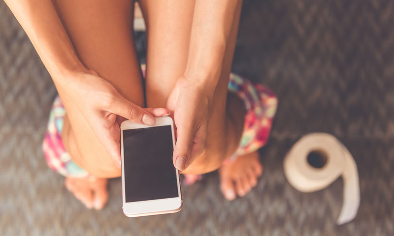 Γιατί δεν κάνει να παίρνετε μαζί το κινητό στην τουαλέτα;