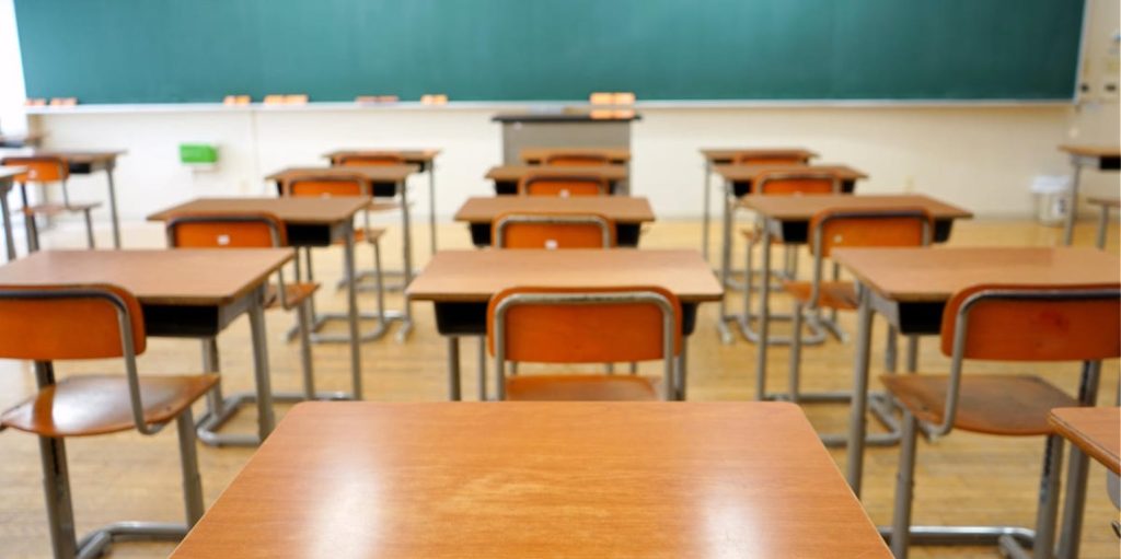 Σάλος στο Μεξικό με καθηγητή που έβαλε… κιβώτια στους μαθητές για να μην αντιγράφουν (φωτο)