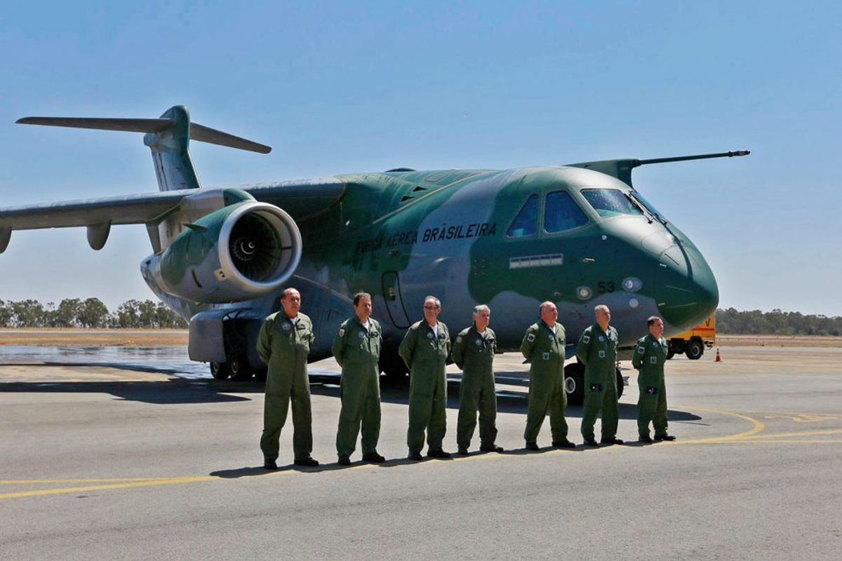 Ο πρόεδρος της Βραζιλίας Μπολσονάρο στην ένταξη σε υπηρεσία του πρώτου μεταφορικού KC-390