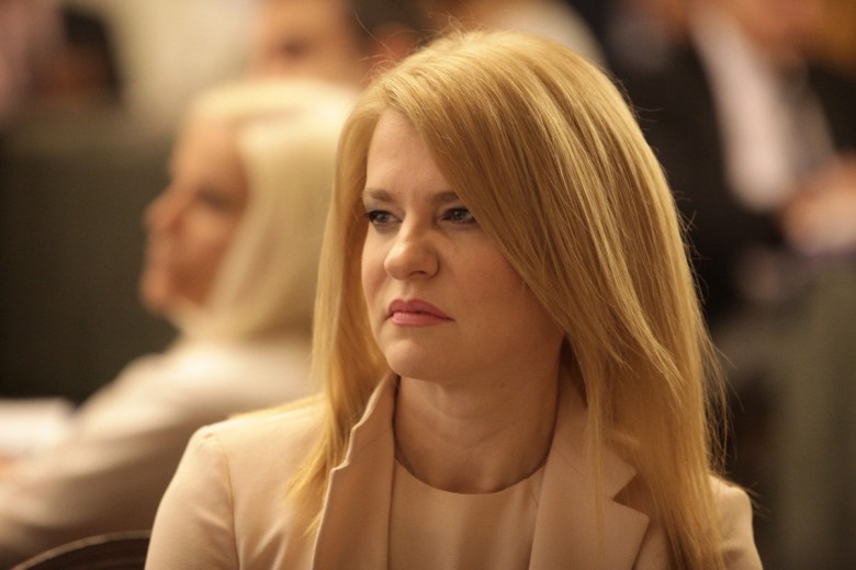 Μετά τις Louboutin γόβες τι; – Η εμφάνιση της Θεοδώρας Τζάκρη σε κανάλι με άσπρο έξωμο ντύσιμο