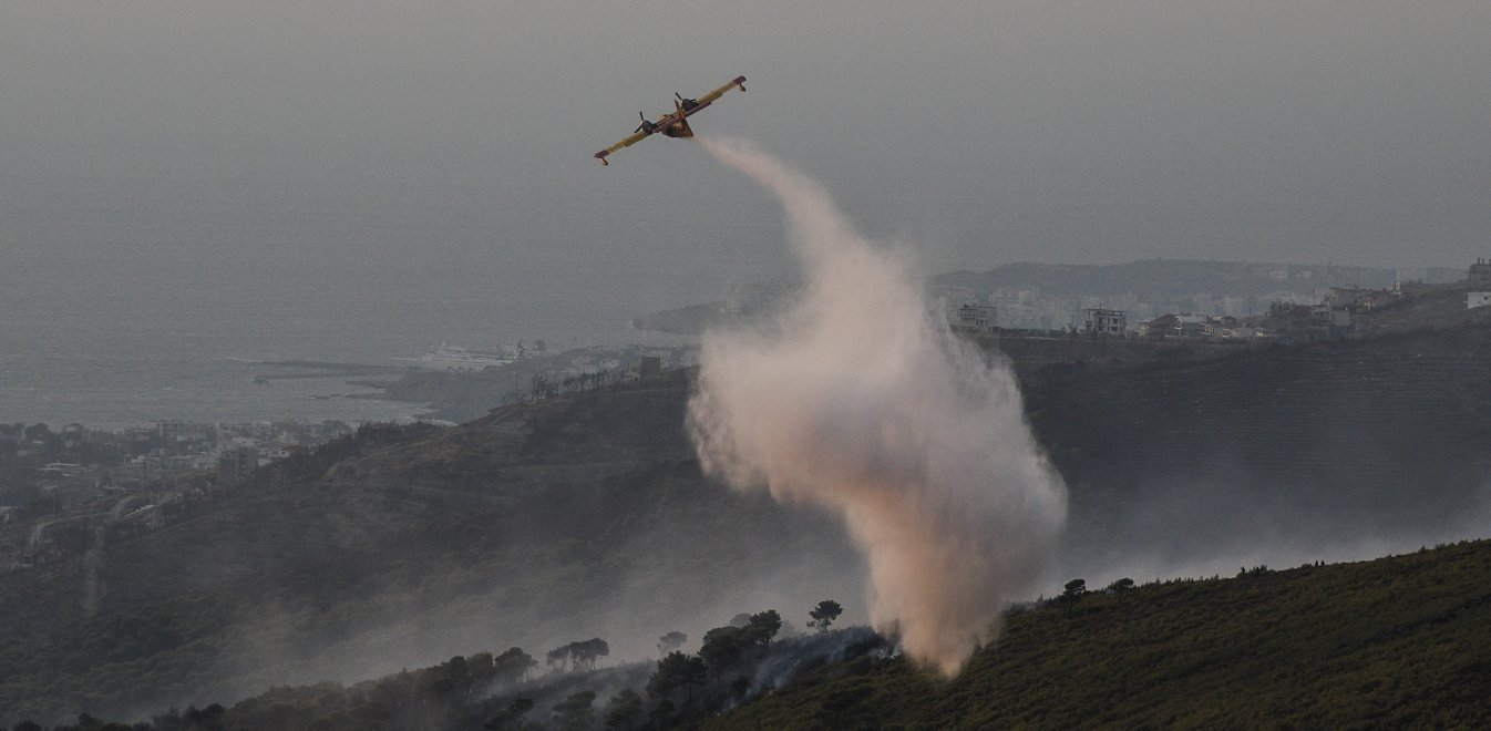 Φωτιά στη Νέα Μάκρη: Γιατί δεν λειτούργησε το 112 – Ενημέρωναν τους κατοίκους πόρτα-πόρτα