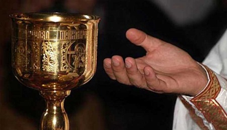 Μπορεί ο ιερέας να χρησιμοποιήσει λευκό οίνο για τη Θεία Ευχαριστία;