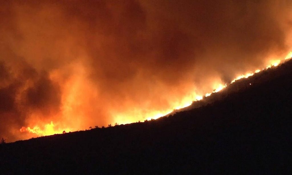 Σε εξέλιξη η φωτιά στην Κάρυστο – Ενισχύθηκαν οι Πυροσβεστικές δυνάμεις