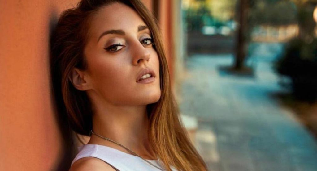 Η Άννα Τσακουρίδου ποζάρει γυμνή σε γύρισμα! (φωτο)