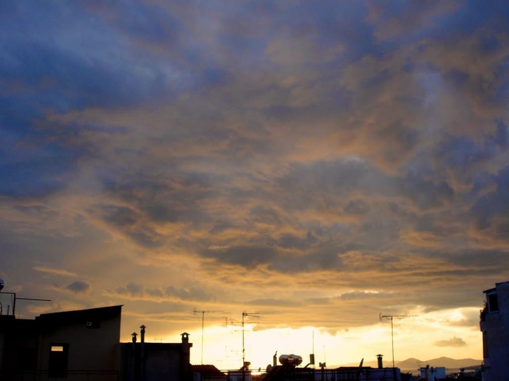 Καιρός: Ζέστη με 34άρια και βοριάδες – Απογευματινές μπόρες στα βόρεια