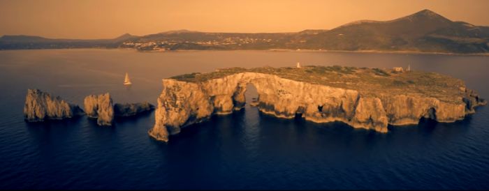 Σφακτηρία: Το άγνωστο παραδεισένιο ελληνικό νησί με το αιμοβόρο όνομα – Γιατί ονομάστηκε έτσι; (βίντεο)