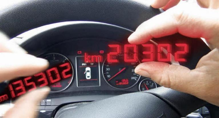 Τεράστια πρόστιμα για όσους κατεβάζουν τα χιλιόμετρα στα Ι.Χ. – Θα αποτελεί ποινικό αδίκημα