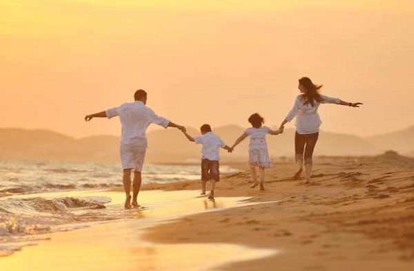 Tα πέντε πράγματα που κάνουν και τα πέντε που αποφεύγουν οι ευτυχισμένοι άνθρωποι