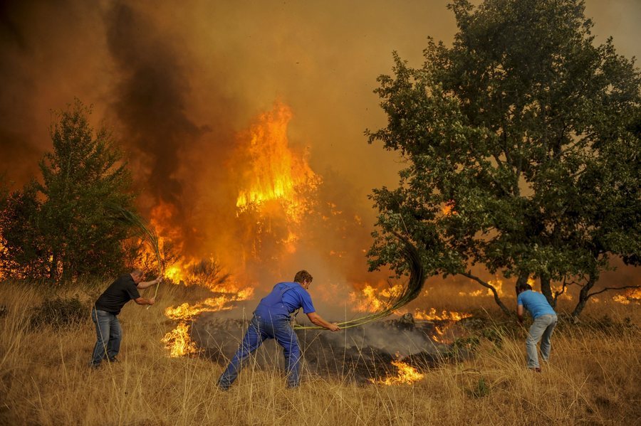 Ισπανία: Δίχως τέλος η μάχη με τις φλόγες στην Γαλικία – Εκκενώθηκαν χωριά