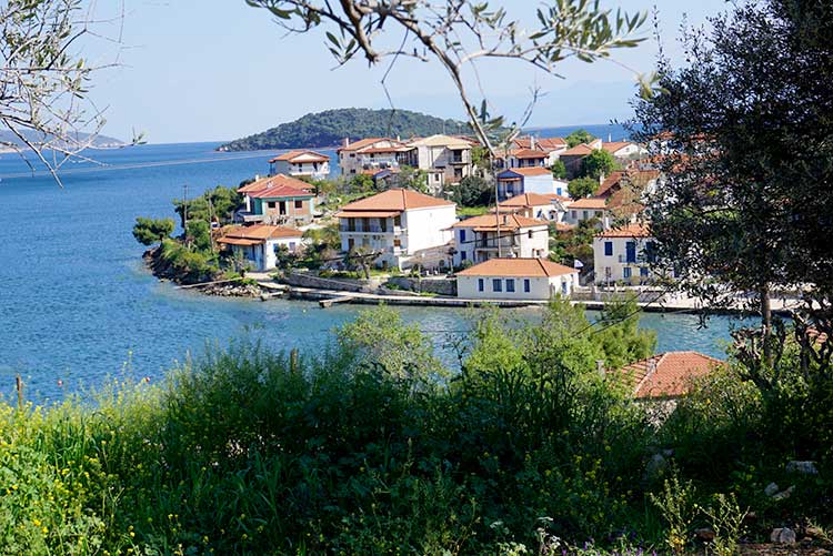 Τριζόνια: Το νησί που ήθελε να αγοράσει ο Αριστοτέλης Ωνάσης – Ένας μικρός παράδεισος του Κορινθιακού (φωτο-βίντεο)