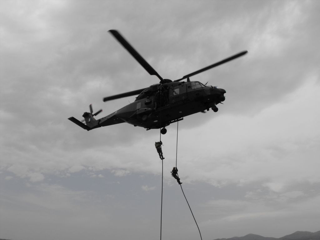 Επίδειξη της ΕΚΑΜ με καταρρίχηση από ελικόπτερο στην ΔΕΘ  (βίντεο)