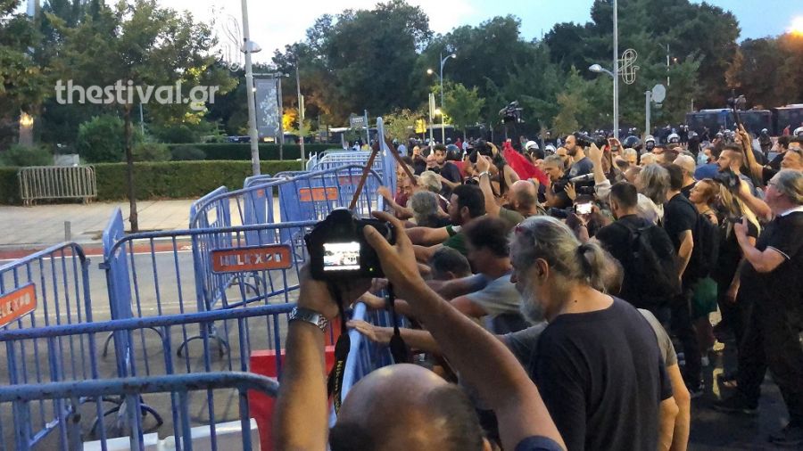 Θεσσαλονίκη: Διαδηλωτές επιχείρησαν να σπάσουν τον φραγμό του Βελλιδείου