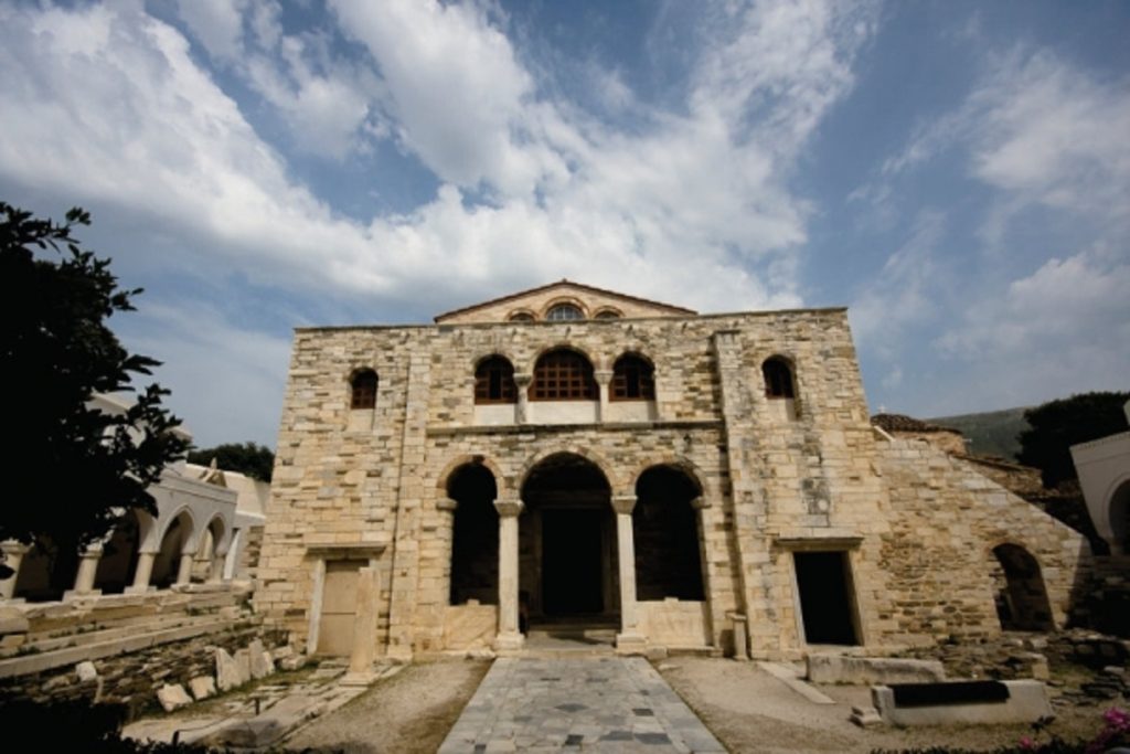 Σοβαρό ατύχημα στην Πάρο: Δέντρο έπεσε στην είσοδο της Εκατονταπυλιανής και πλάκωσε άνθρωπο (φωτο)