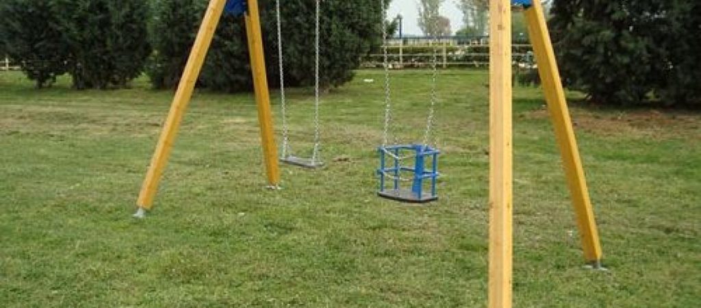 Άφησε το παιδί μόνο στο πάρκο για να φτιάξει το…σκασμένο λάστιχο!