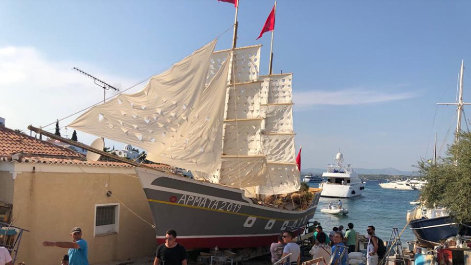 Αρμάτα 2019: Έτοιμο για την αναπαράσταση το πλοίο στο λιμάνι των Σπετσών (φωτο)