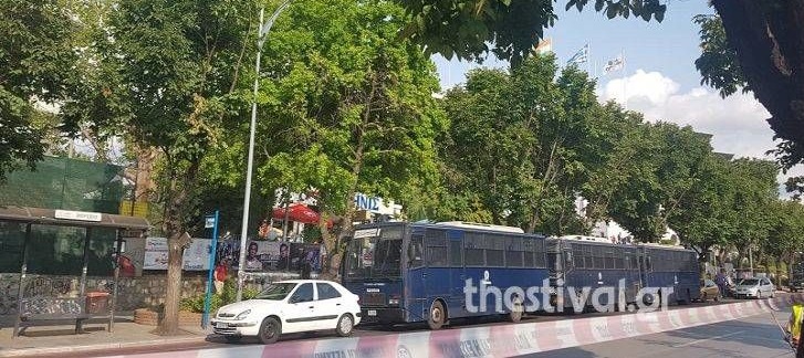 Κλείνουν δρόμοι στο κέντρο της Θεσσαλονίκης – Κάγκελα και κλούβες γύρω από τη ΔΕΘ