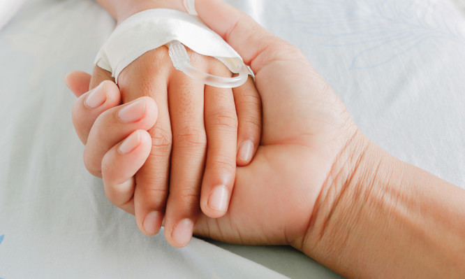 Ποια τα συμπτώματα της μηνιγγίτιδας σε μικρούς και μεγάλους;