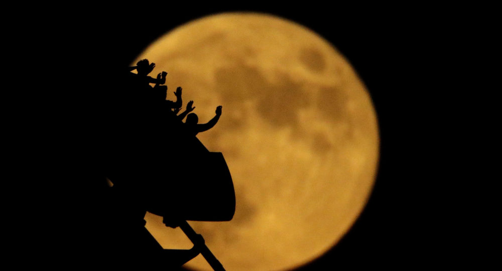 Το βίντεο που κάνει το γύρο του διαδικτύου: Έπιασε κινητό τηλέφωνο στον αέρα ενώ ήταν σε roller coaster!