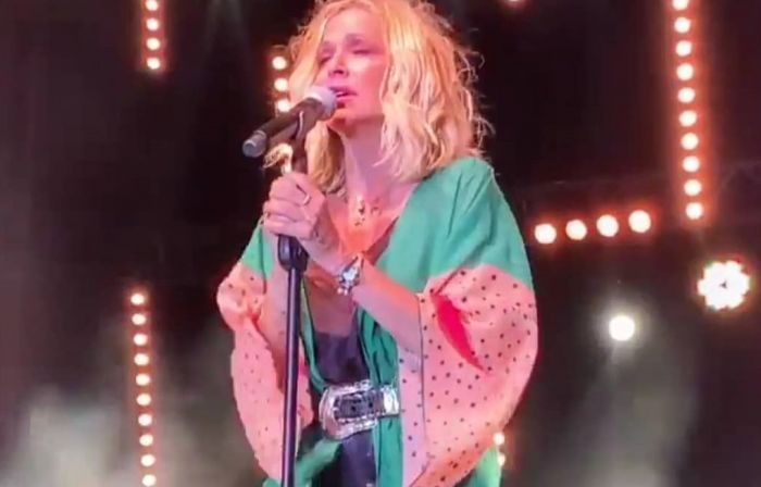 Φανερά συγκινημένη η Άννα Βίσση στη συναυλία στο Μάτι (βίντεο)