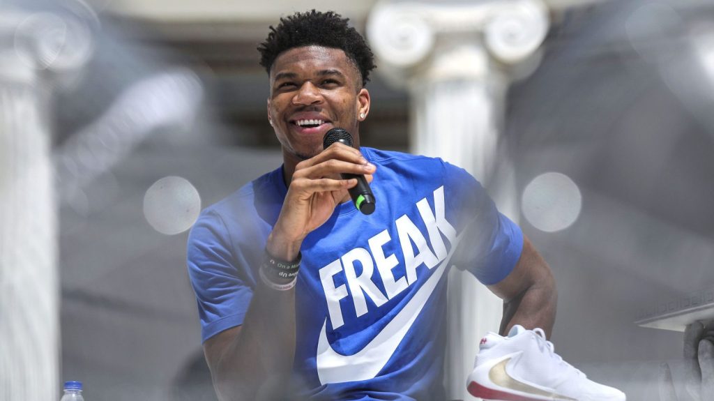 Πρεσβευτής κατά του τσιγάρου ο Γιάννης Αντετοκούνμπο!