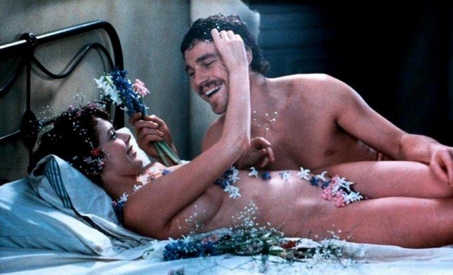 «Ψωμί, σαρδέλα, Εμμανουέλα»: Το σύνθημα που σατίριζε το «κόψιμο» της ερωτικής ταινίας από την λογοκρισία