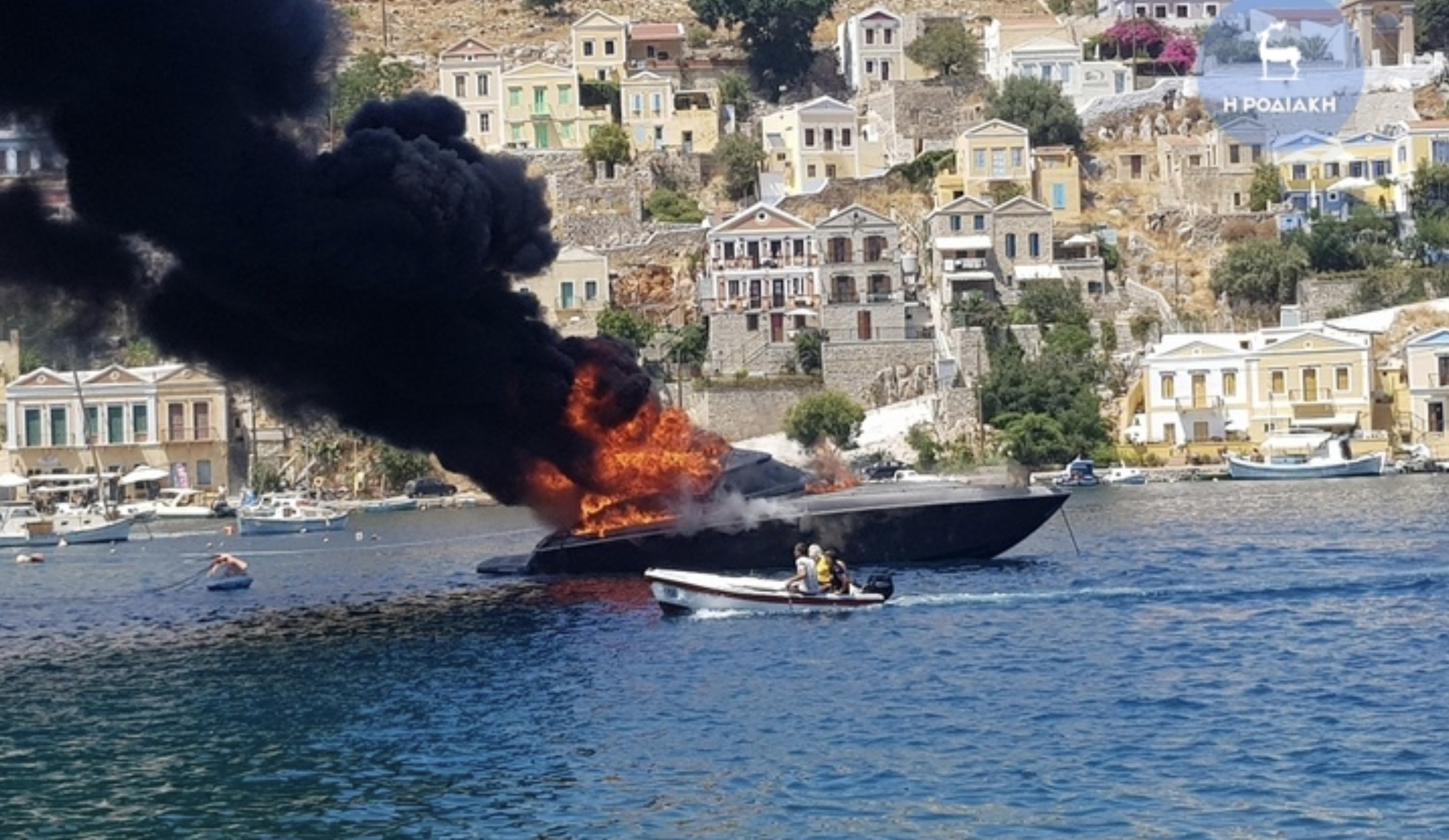 Φωτιά σε σκάφος στην Μονή Αίγινας – Ακούστηκαν πολλές εκρήξεις