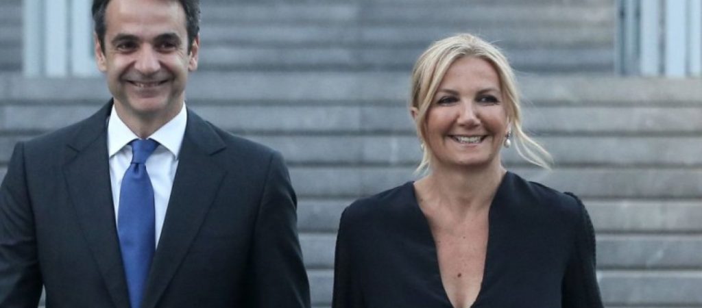 Ρομαντική ατμόσφαιρα ακόμα και στη ΔΕΘ: Το ζεστό φιλί του Κυριάκου Μητσοτάκη στη Μαρέβα (φωτο)