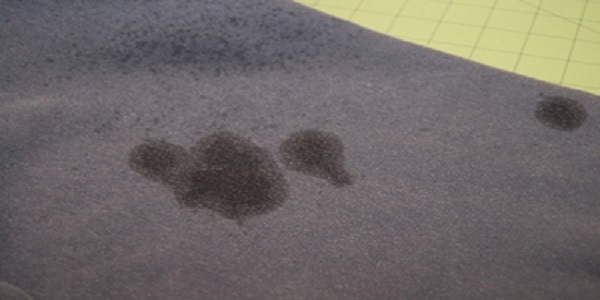 Mε αυτόν τον τρόπο βγάζετε τον λεκέ από λάδι από τα ρούχα σας!