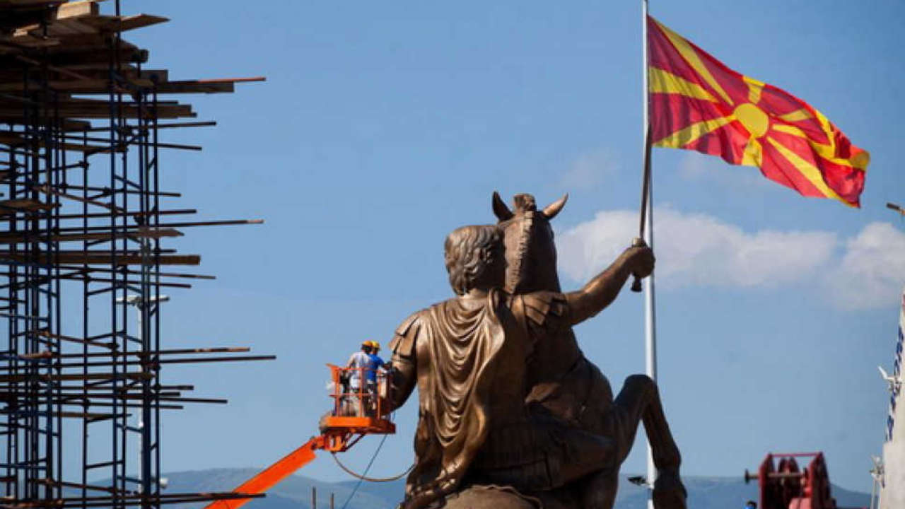 Απαράδεκτο: Ξήλωσαν την πινακίδα από το άγαλμα του Μεγάλου Αλεξάνδρου στα Σκόπια (φωτο)