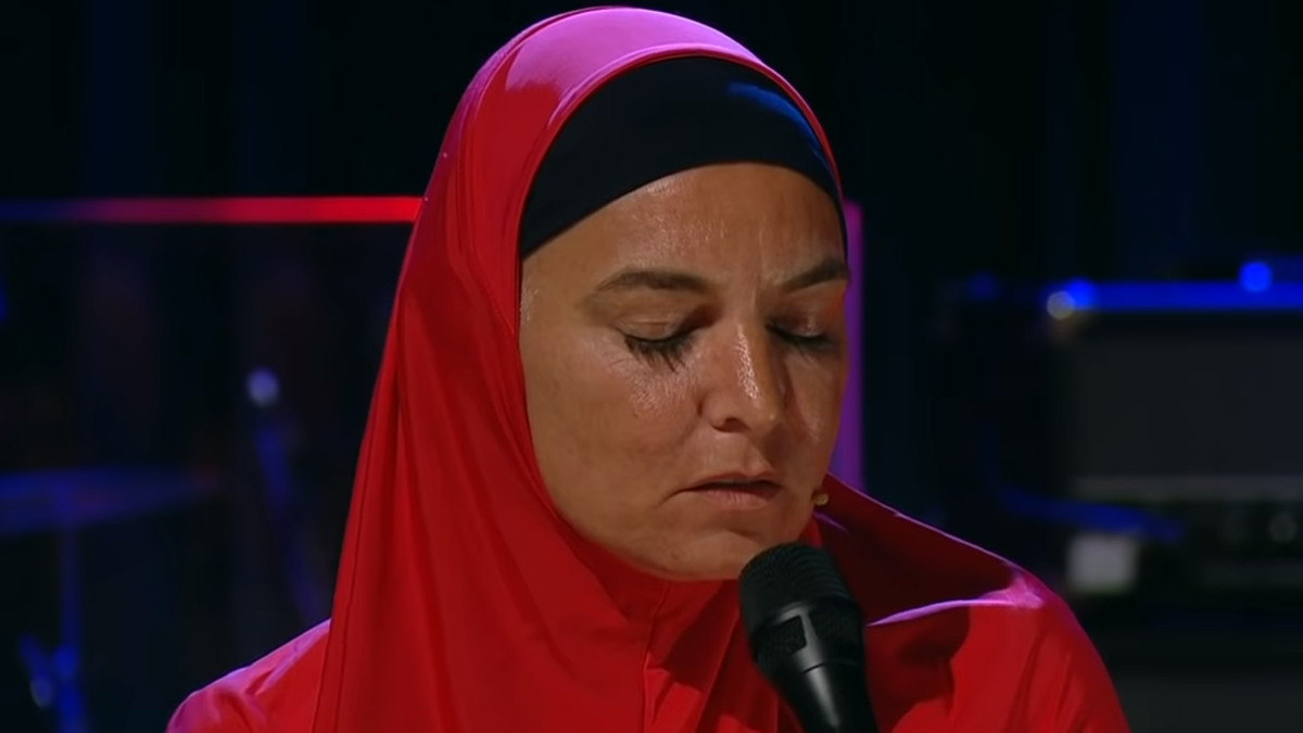Δημόσια απολογία από την Sinead O’ Connor για τη δήλωσή της «δεν θέλω να κάνω παρέα με λευκούς»