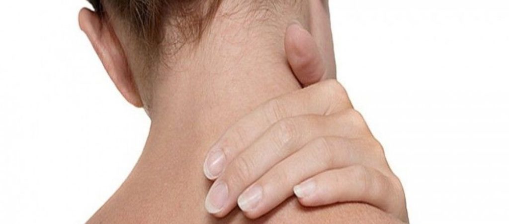 Πόσο επικίνδυνο είναι το «κρακ» που κάνουμε στον αυχένα