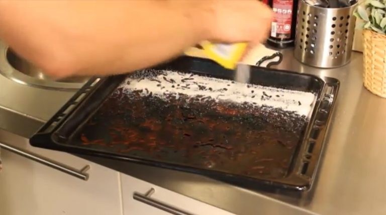 Έτσι θα κάνετε τα ταψιά σας να μοιάζουν σαν καινούρια!