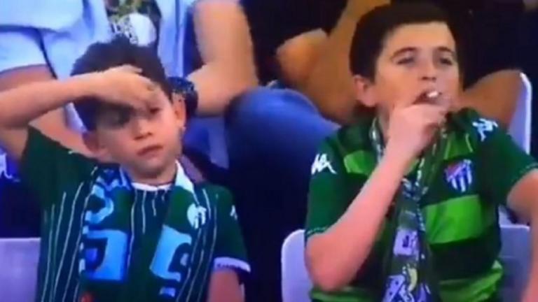 Πιτσιρικάς… άναψε τσιγάρο στην εξέδρα (βίντεο)