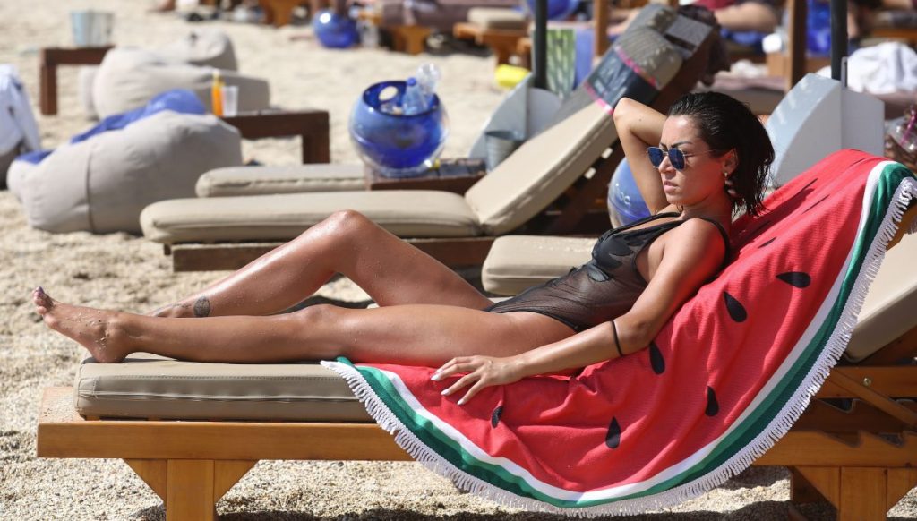 «Βάλτε κι άλλη Μαρία Τζινιέρη κυρ Στέφανε»: Κολάζει στο νέο βιντεοκλίπ της μόνο με… κόκκινη χρυσόσκονη