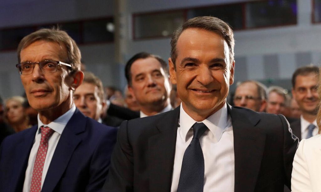 Ο φιλόζωος Κυριάκος Μητσοτάκης περιτριγυρισμένος από σκύλους και γάτες – Αγκαλιές και χάδια με αδέσποτα (φωτο)