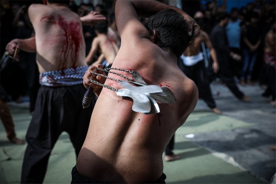 Εικόνες σοκ στο Περιστέρι: Δεκάδες μουσουλμάνοι αυτομαστιγώνονται στους δρόμους της πόλης!