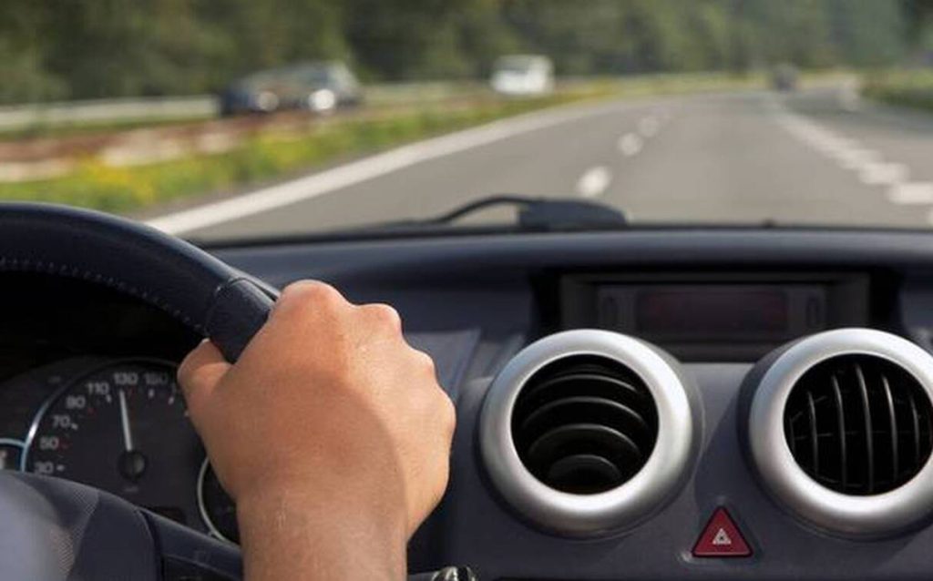 Και όμως το έκανε: Οδηγός Tesla κοιμόταν ενώ έτρεχε με 100 χλμ/ώρα – Τον κατέγραψε άλλος οδηγός (βίντεο)
