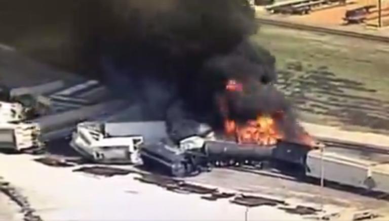 Εκτροχιάστηκε τρένο στο Ιλινόις!-Τυλίχθηκε στις φλόγες (βίντεο)