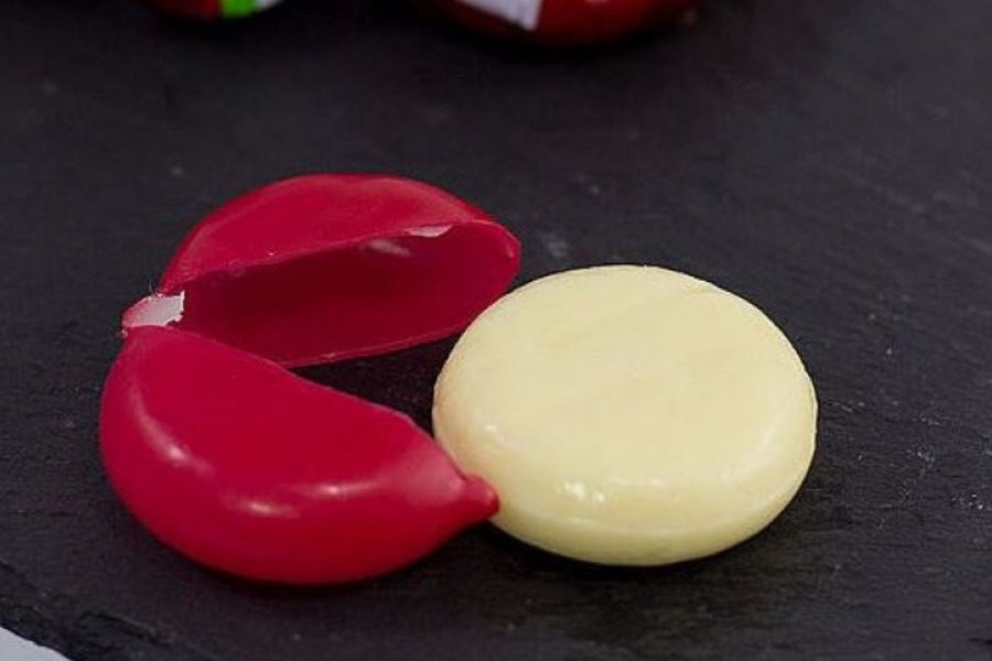 Διαγωνιζόμενη στο GNTM έφαγε τυρί… μαζί με την συσκευασία on air! (φωτο)