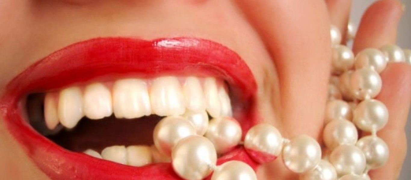 Πως θα αποκτήσετε λευκά δόντια χωρίς…να καθίσετε στην οδοντιατρική καρέκλα