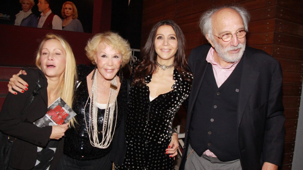 «Πόλεμος» για τις κόρες της Ζωής Λάσκαρη με «έπαθλο» το σπίτι στο Πόρτο Ράφτη – Στα δικαστήρια οι δύο αδερφές (βίντεο)