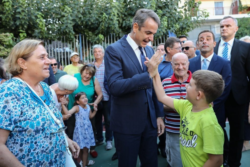 Σύντομος διάλογος Κυριάκου Μητσοτάκη με μαθητή στο Γαλάτσι – Μάλλον η απάντηση δεν του άρεσε (φωτο)