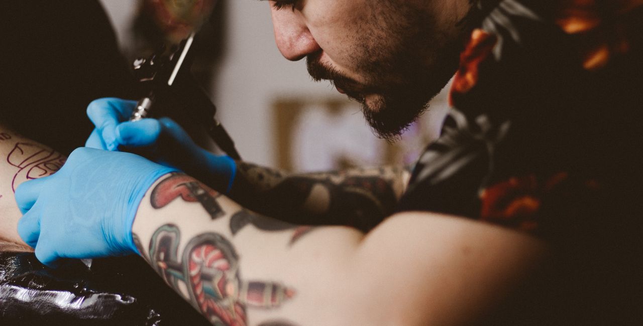 Τι ανακαλύπτουν νέες έρευνες για τα τατουάζ – Είναι τελικά επικίνδυνα για την υγεία;