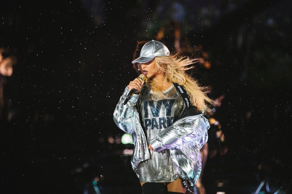 Μύκονος: Η μαμά της Beyonce έκλεψε την παράσταση – Μπήκε στη θάλασσα με τον δίκο της τρόπο (βίντεο)