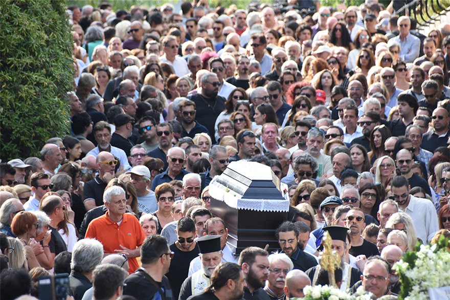 Κηδεία Λ. Μαχαιρίτσα: «Ραγίζει» καρδιές το συγκινητικό αντίο της συζύγου και της μοναχοκόρης του (φώτο)