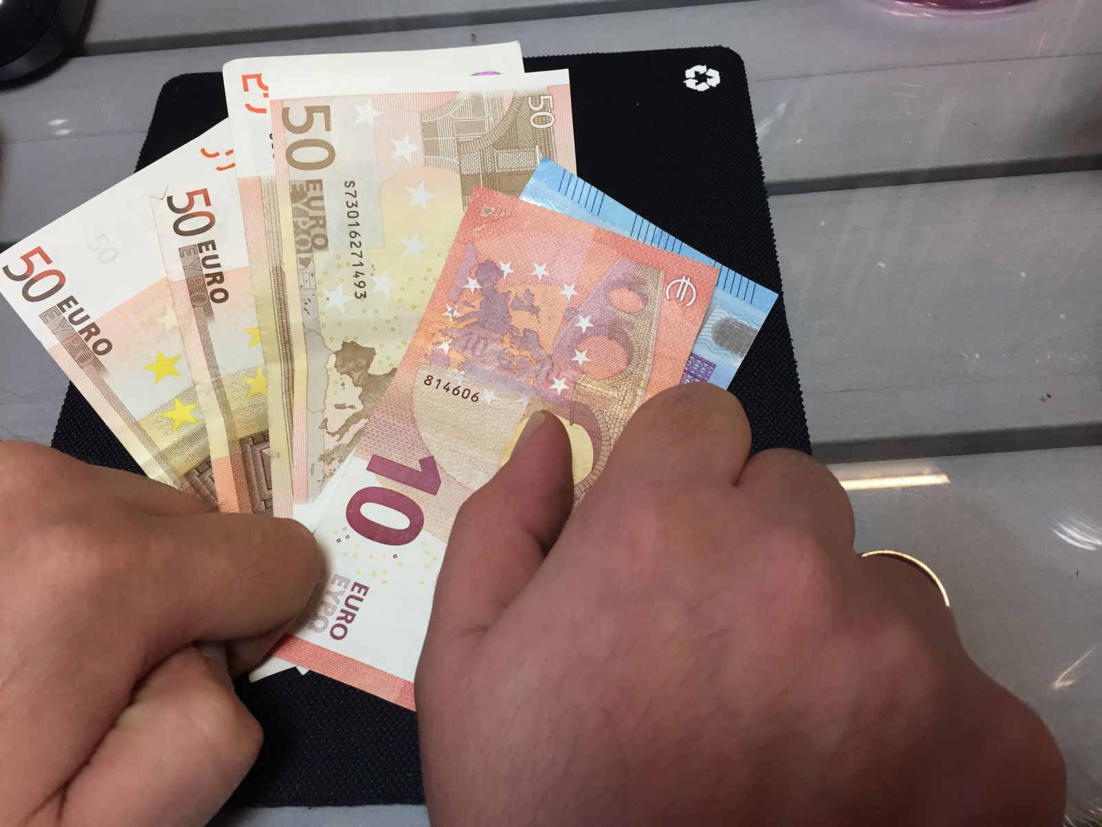 Ένα τραπεζικό λάθος τους έκανε…πλούσιους